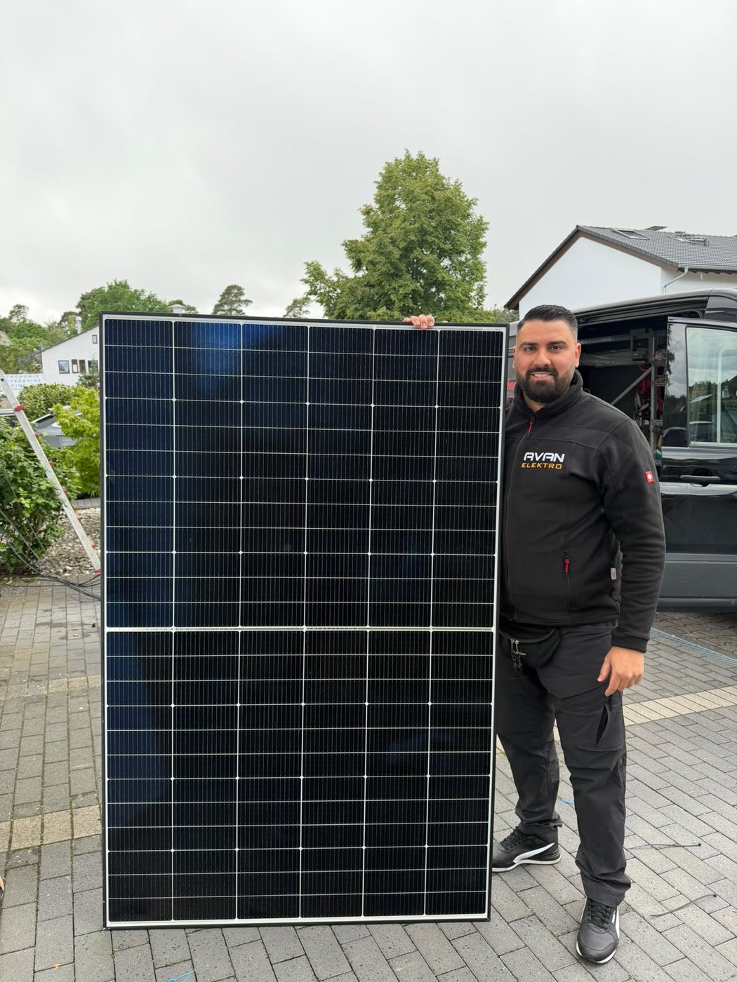 Yasin Avan, Elektrotechnikermeister, mit Photovoltaik-Modul