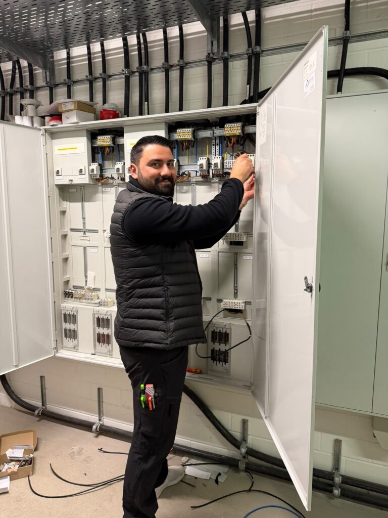Yasin Avan bei der Arbeit am Schaltschrank, Gewerbe
