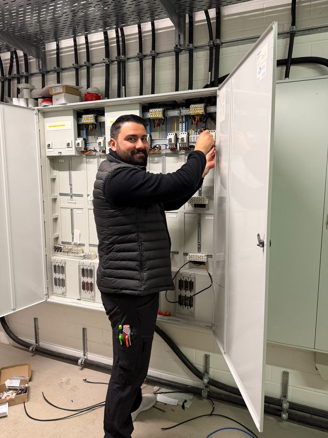Yasin Avan bei der Arbeit am Schaltschrank, Gewerbe