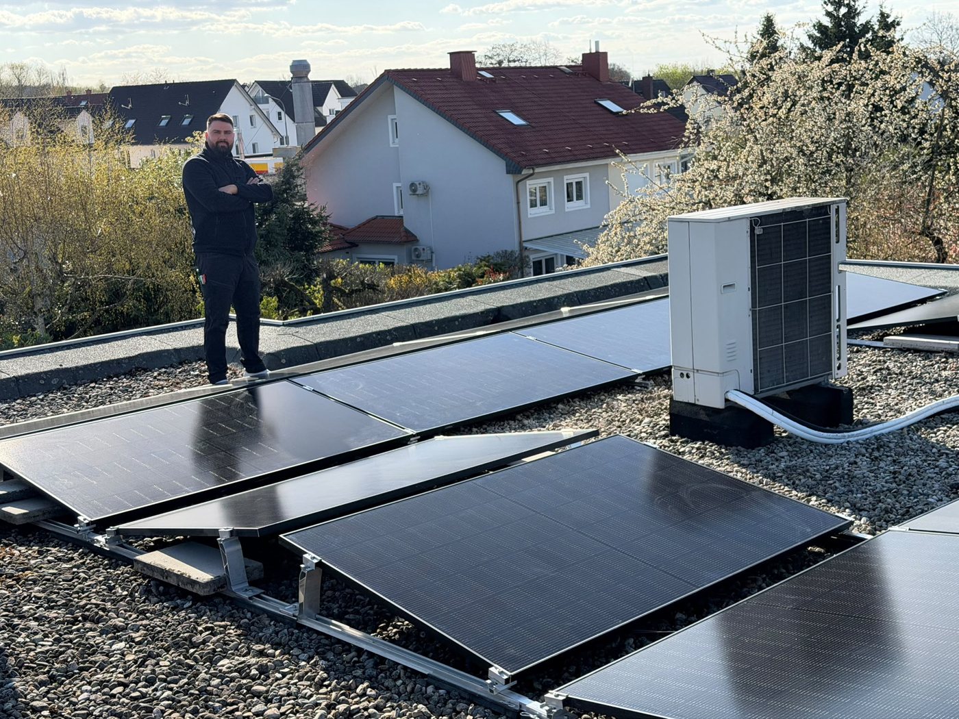 Photovoltaik-Anlage und Wärmepumpe auf dem Dach im Rhein-Main-Gebiet