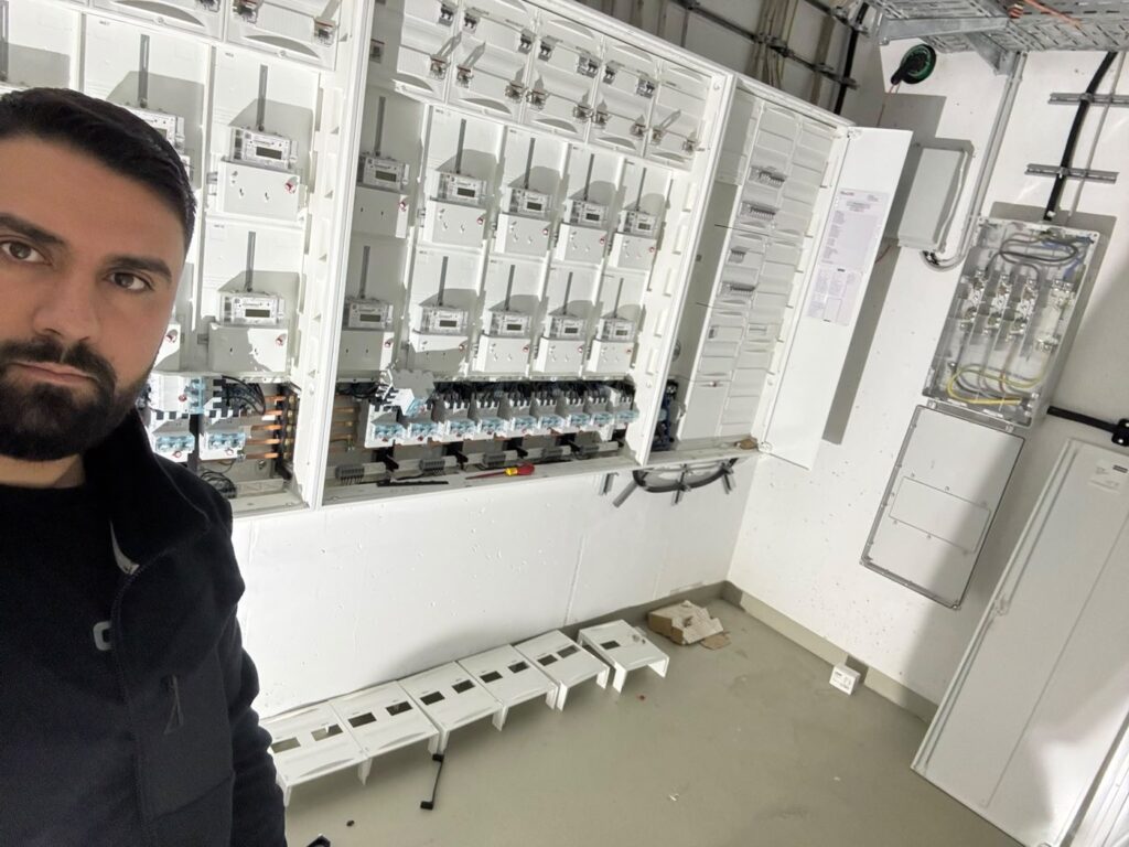 Elektrotechnikermeister Yasin Avan vor der Verteilung