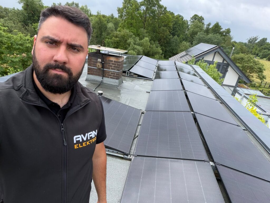 Photovoltaik-Montage auf dem Dach durch AVAN ELEKTRO